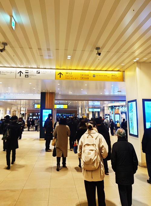 改札を出て東口方面へ。