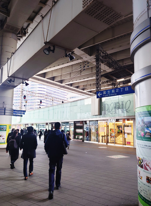 エスカレーターを下りたら富士見2丁目方面へ。