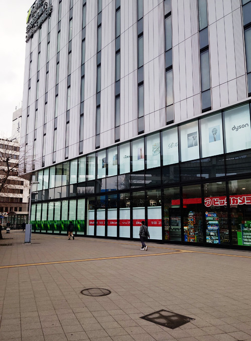 ビックカメラ 千葉駅前店の建物沿いに左方向へ。