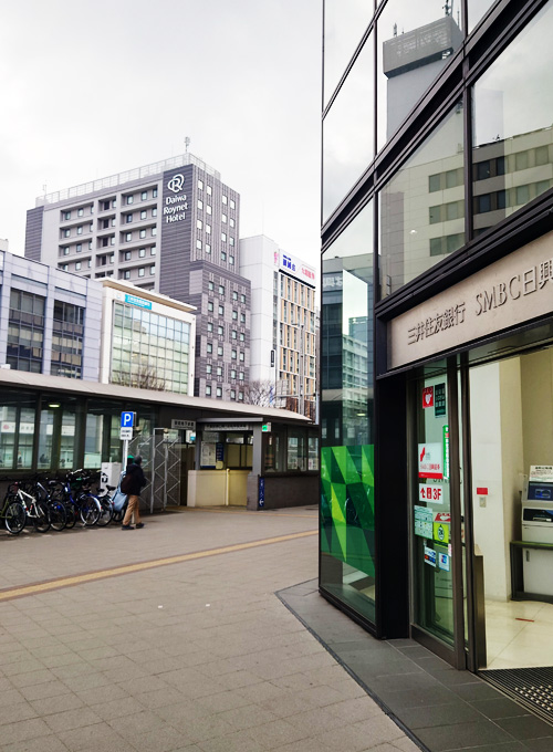 三井住友銀行 千葉支店の角を右へ。