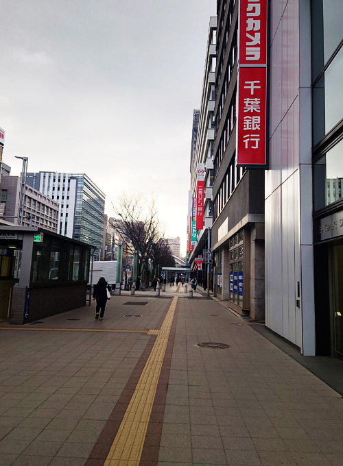 千葉駅前大通りをまっすぐ。