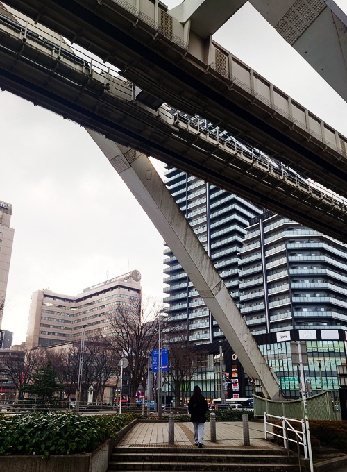 軌道下をくぐって右方向にスクランブル交差点。