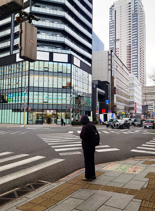 スクランブル交差点をセブンイレブン 千葉中央公園店方向に渡って右方向へ。