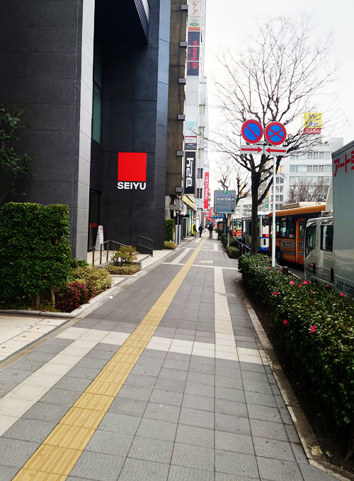 西友 千葉中央店に向かって進む。