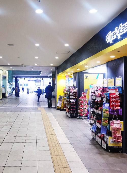 千葉中央駅東口方面へ(右手にマツモトキヨシ 千葉中央ミーオ1店)。