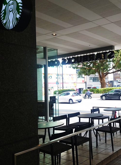スターバックスコーヒー 千葉中央駅店の入口を過ぎて左へ。