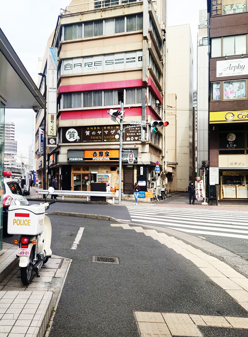 スターバックスコーヒー 千葉中央駅店を左手に交番まで進み。