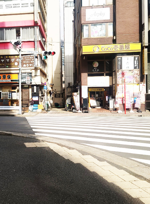 京成千葉中央駅前交番を背にしてスクランブル交差点をココイチ方向へ。
