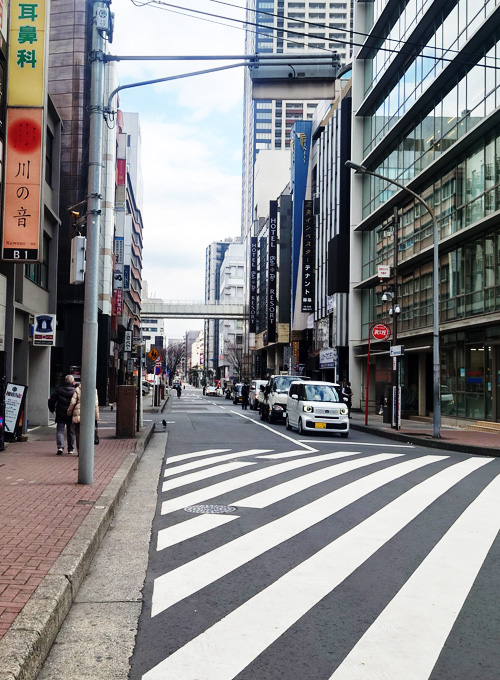 スクランブル交差点を渡って右方向へ。