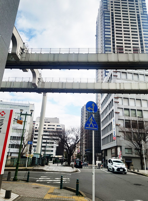 正面にモノレールの軌道が見えます。