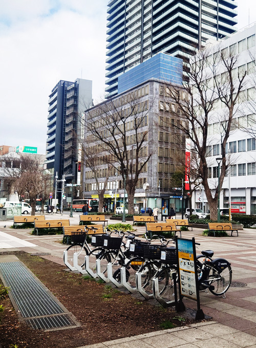 軌道下をくぐると左手に葭川公園駅が見えます。