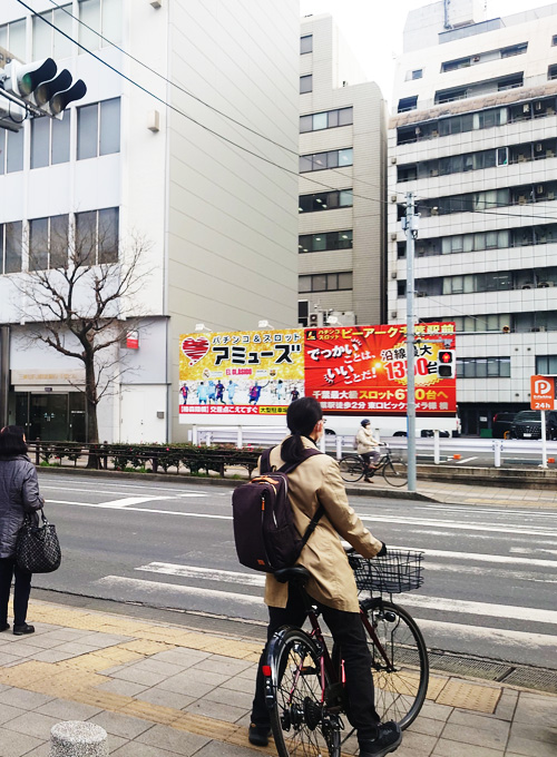 そのまままっすぐ進んで大通りの横断歩道を渡り。