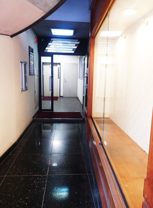 奥のエレベーターで8階へ。