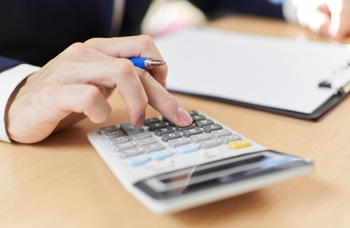 相場を知り、費用の安い事務所を選ぶ