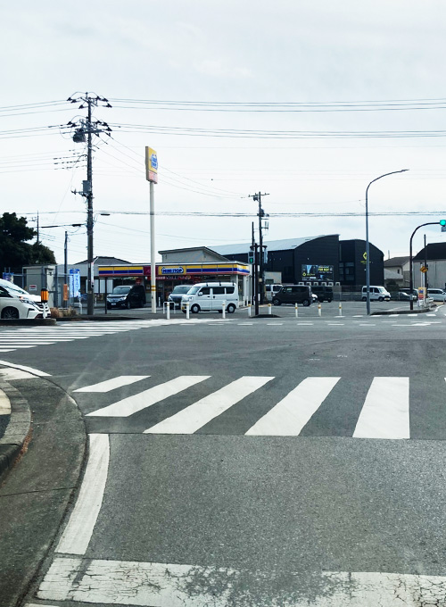 右手前にカスミ、左奥にミニストップがある「松崎工業団地入口」の交差点を左折。