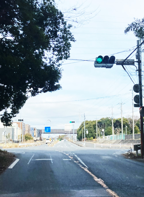 県道64号線を印西牧の原方面に北上、「造谷」の交差点を左折。