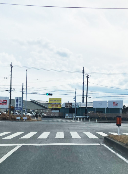 3つ目の信号を右折。