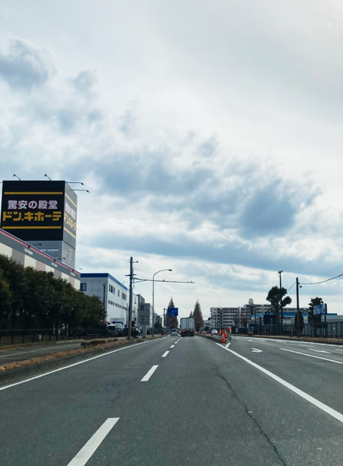 ジョイフルホンダ、牧の原モア方面に進んでいただき、ジョイフルホンダのガソリンスタンドとヤマダ電機の間の橋をそのまま直進。