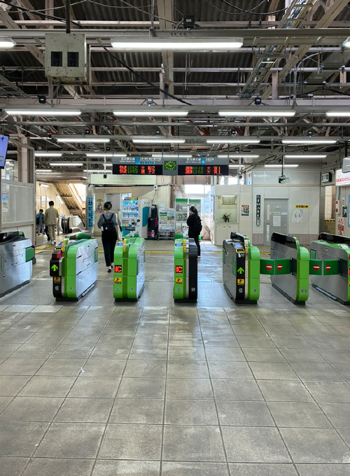JR与野駅改札。