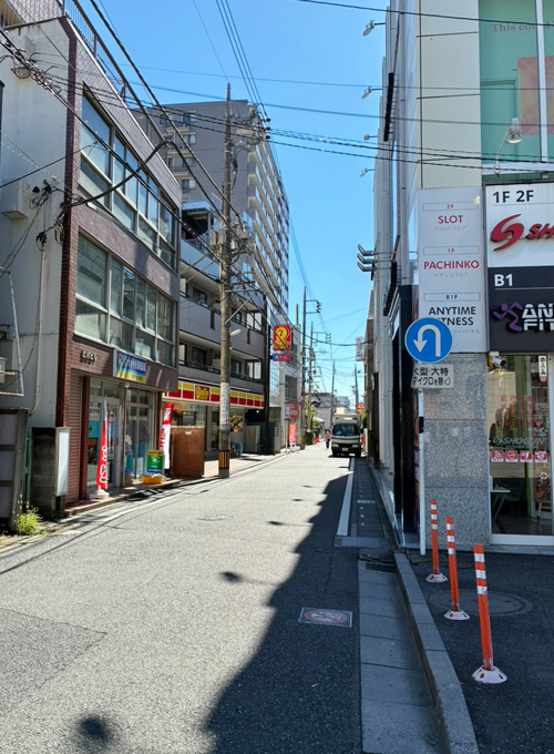 与野駅東口を出て右へ進みます。