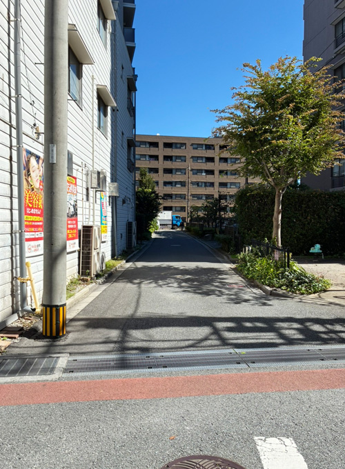角地の小さな公園を左に曲がり旧中山道方面へ。